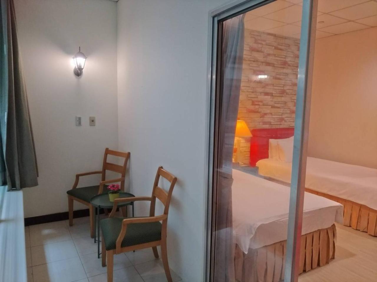 85 Eagle Hotel Kaohsiung Buitenkant foto